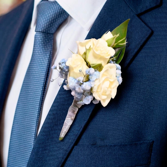 Boutonnière de roses en spray Jolie (AR2311)